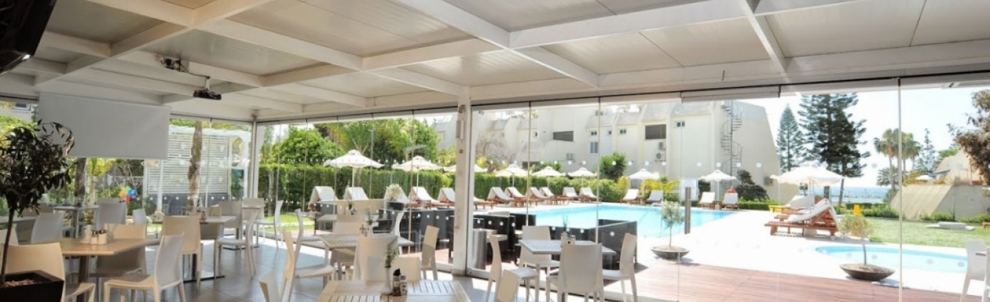 Ресторан в отеле Frixos Suites Hotel в Ларнаке