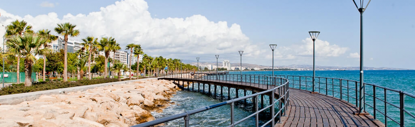 Seafront Promenade, парк и пешеходная зона на набережной в центре Лимассола