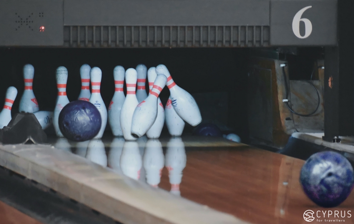 Погонять шары и прекрасно провести время в компании друзей в Kykkos Bowling
